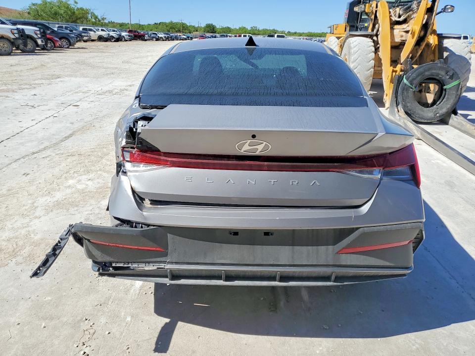 2025 Hyundai Elantra se