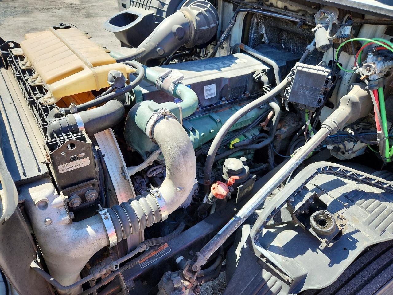 2014 Volvo VNL Semi Truck