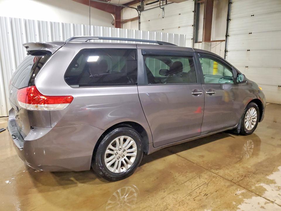 2011 Toyota Sienna xle 8-passenger