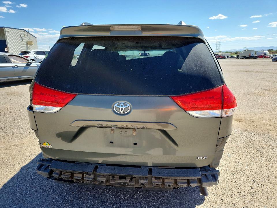 2013 Toyota Sienna xle 8-passenger