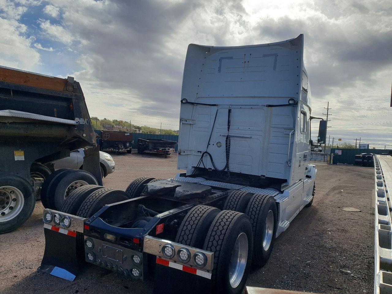 2015 Volvo VNL Semi Truck
