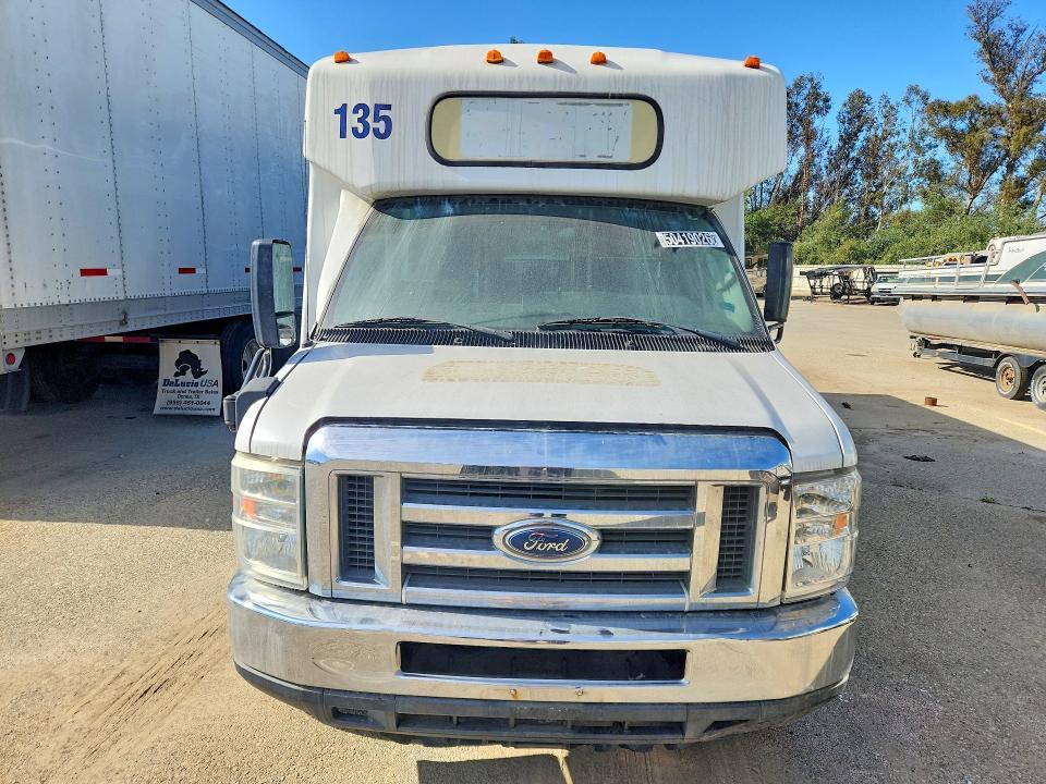 2016 Ford Econoline E450 Super Duty Cutaway Van
