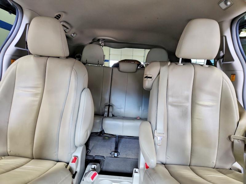 2013 Toyota Sienna xle 8-passenger