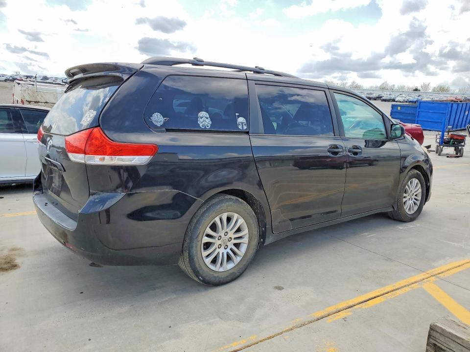 2012 Toyota Sienna xle 8-passenger