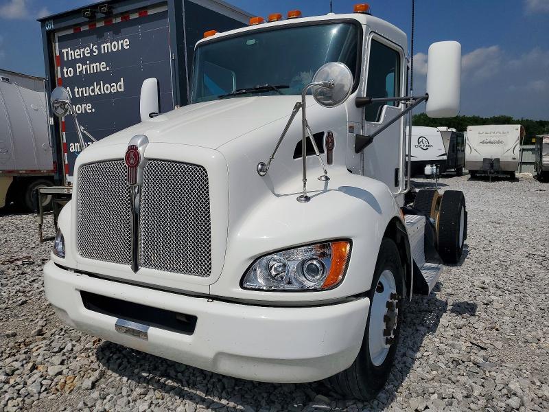 2015 Kenworth T330 Semi Truck
