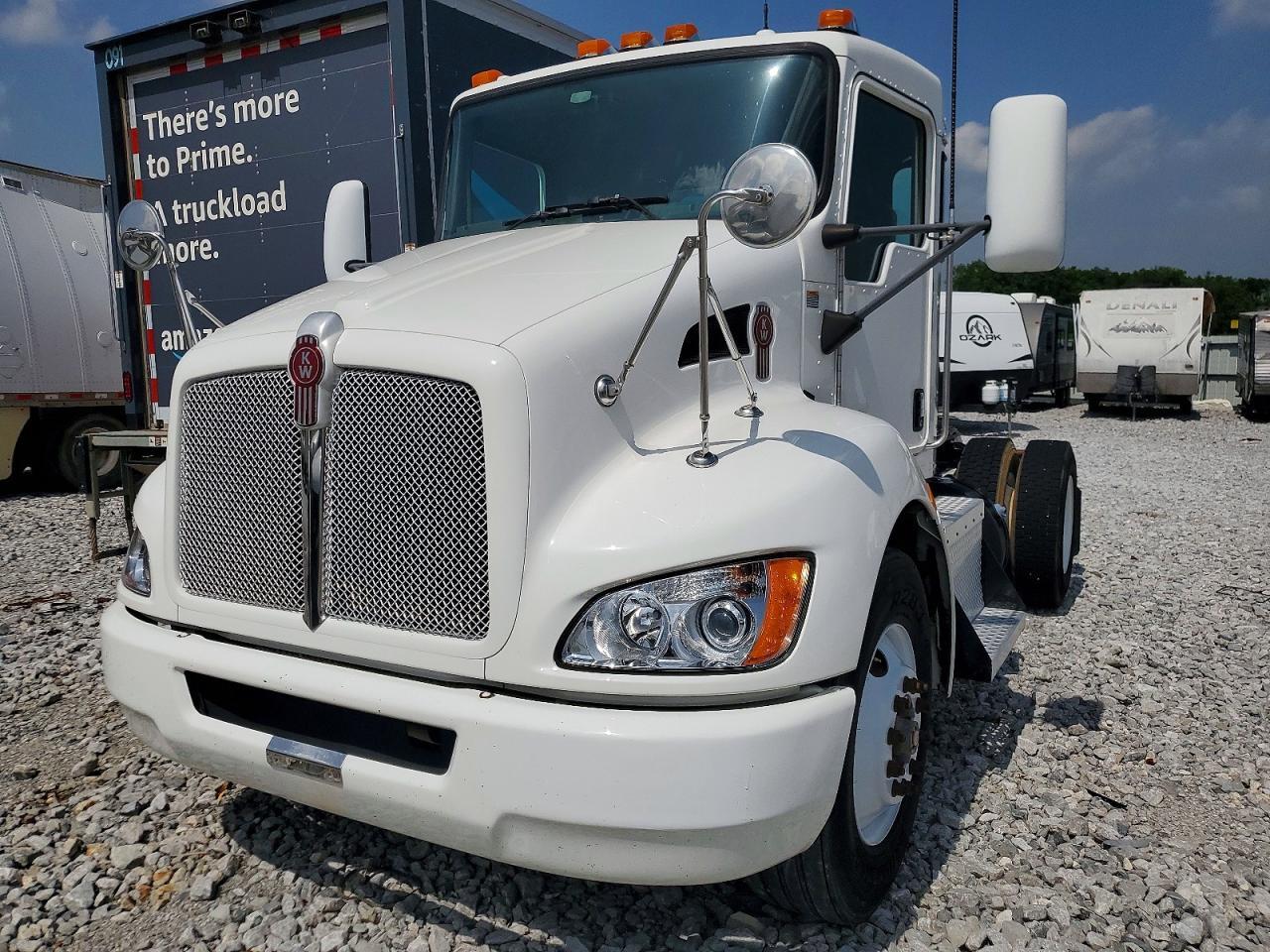 2015 Kenworth T330 Semi Truck