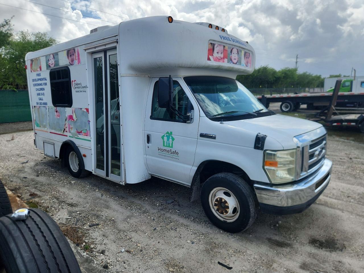 2008 Ford E350 Shuttle Bus