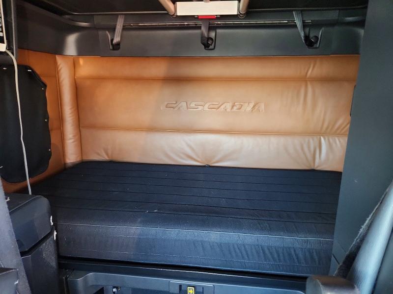 2021 Freigliner 2021 Freightliner Cascadia 126 Semi Truck