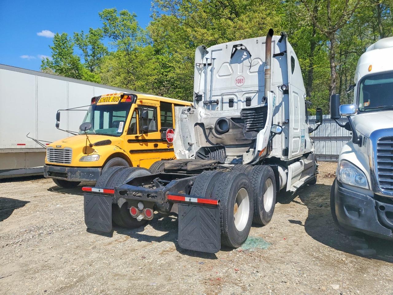 2012 Freightliner Cascadia 1-Semi Truck