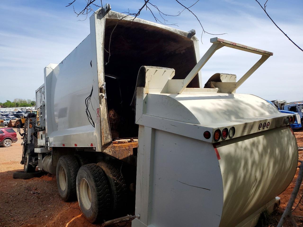 2022 Peterbilt 520 Refuse Truck