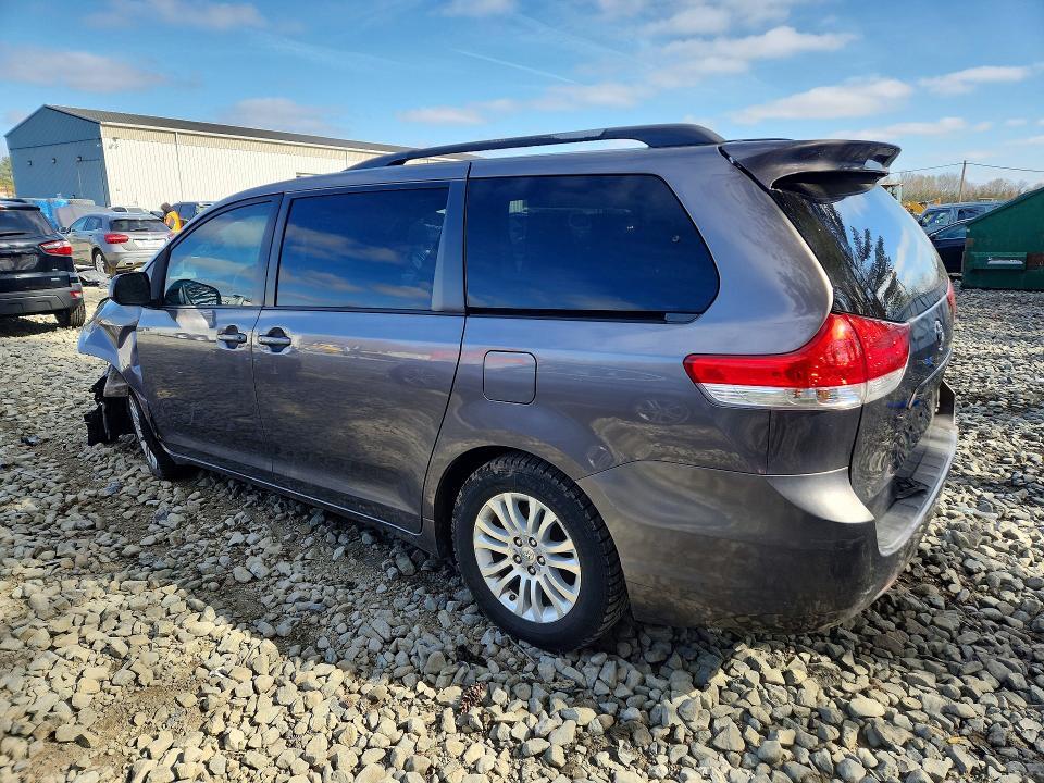 2011 Toyota Sienna xle 8-passenger