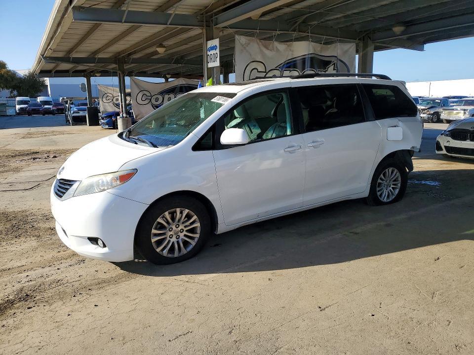 2014 Toyota Sienna xle 8-passenger