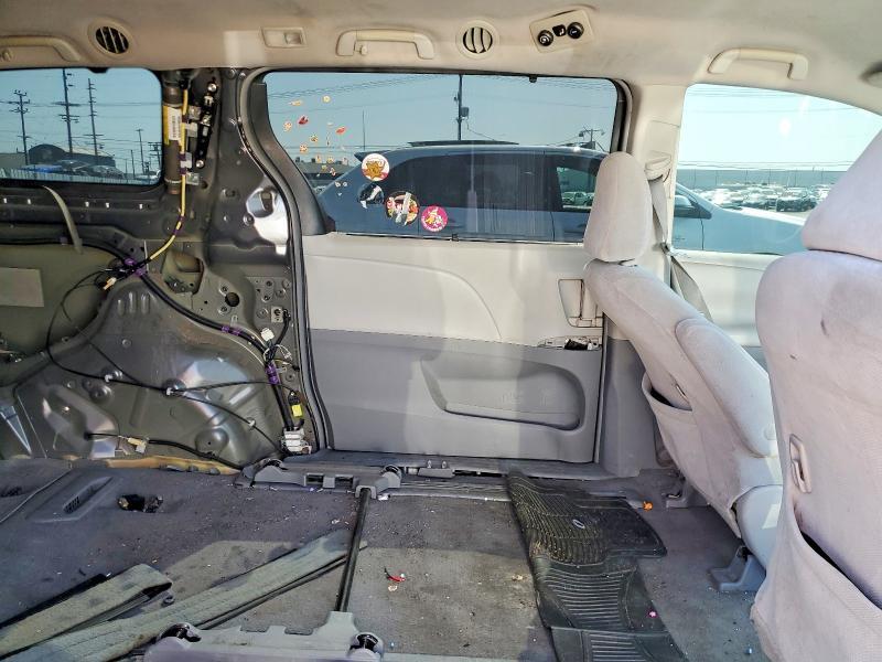 2011 Toyota Sienna le