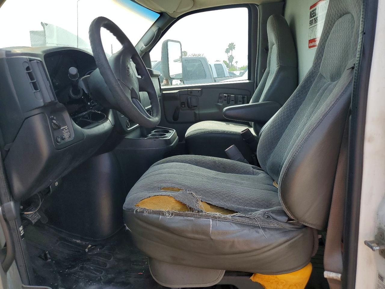 2005 GMC Savana BOX Truck