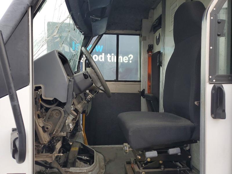 2018 Isuzu Reach Delivery Truck