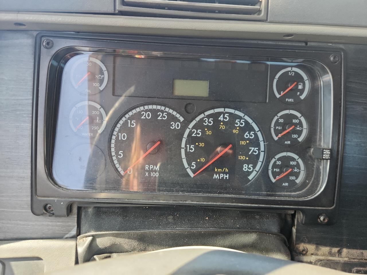 2007 Freigliner 2007 Freightliner Columbia 120 Semi Truck