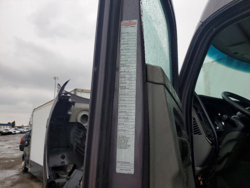 2015 Kenworth T680 Semi Truck