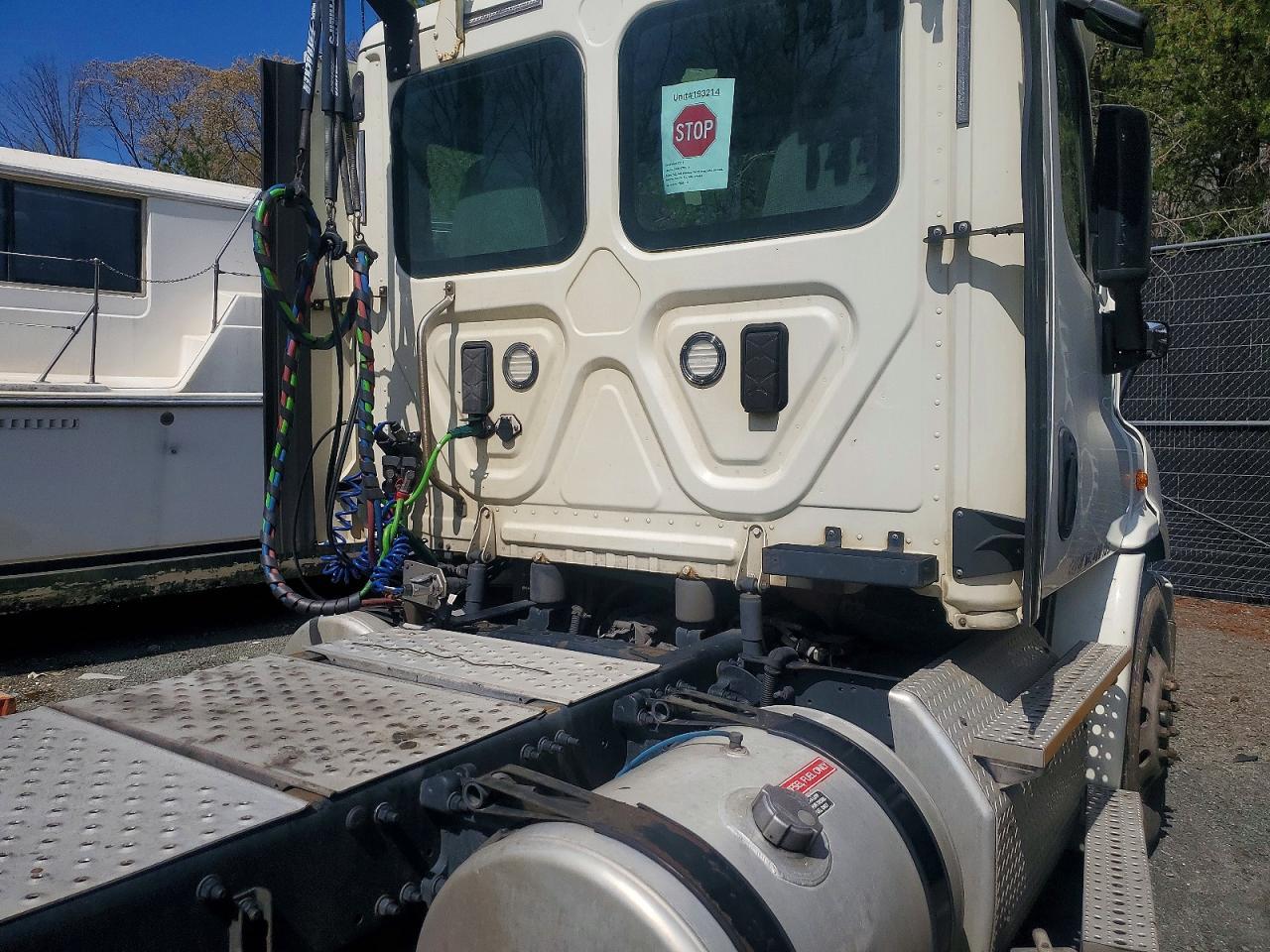 2017 Freigliner 2017 Freightliner Cascadia 113 Semi Truck