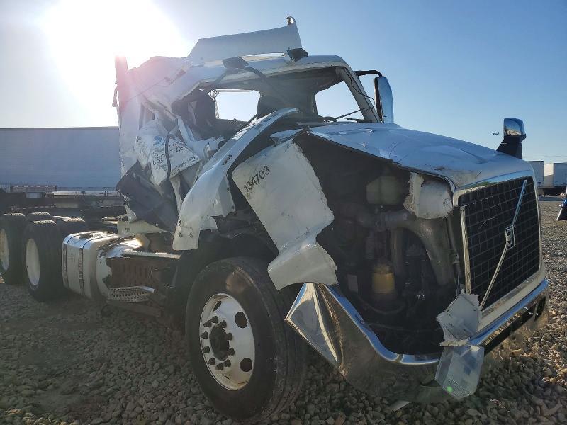 2016 Volvo VNM Semi Truck