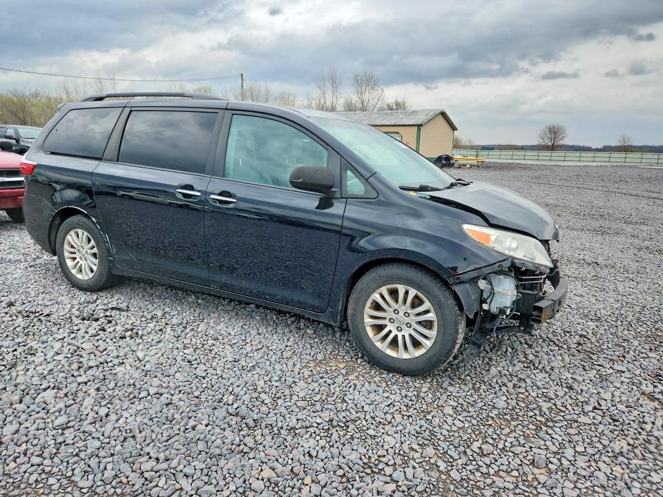 2015 Toyota Sienna xle 8-passenger
