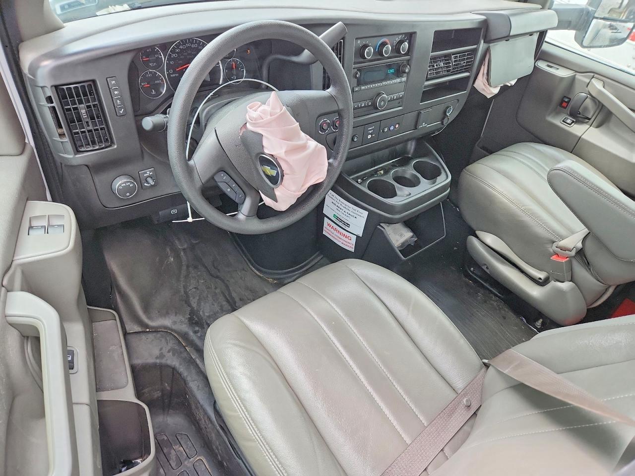 2025 Chevrolet Express BOX Truck