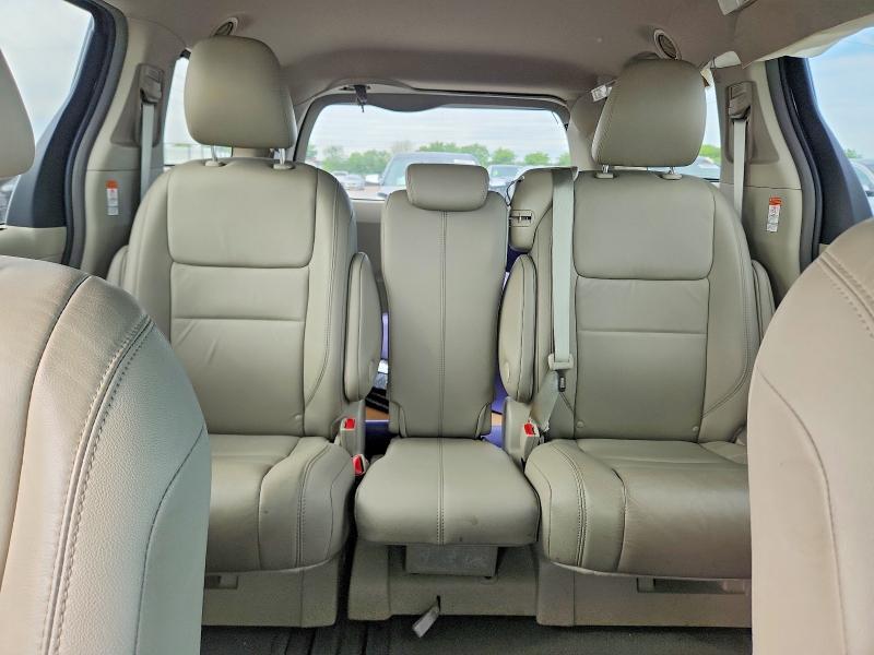 2015 Toyota Sienna xle 8-passenger