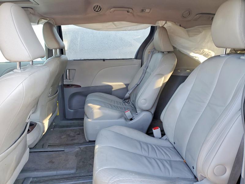 2011 Toyota Sienna-v6