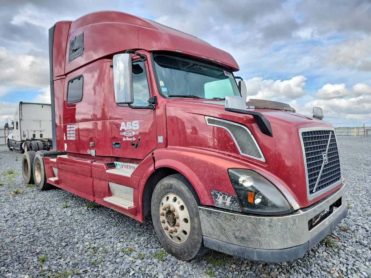 2015 Volv O VNL Semi Truck