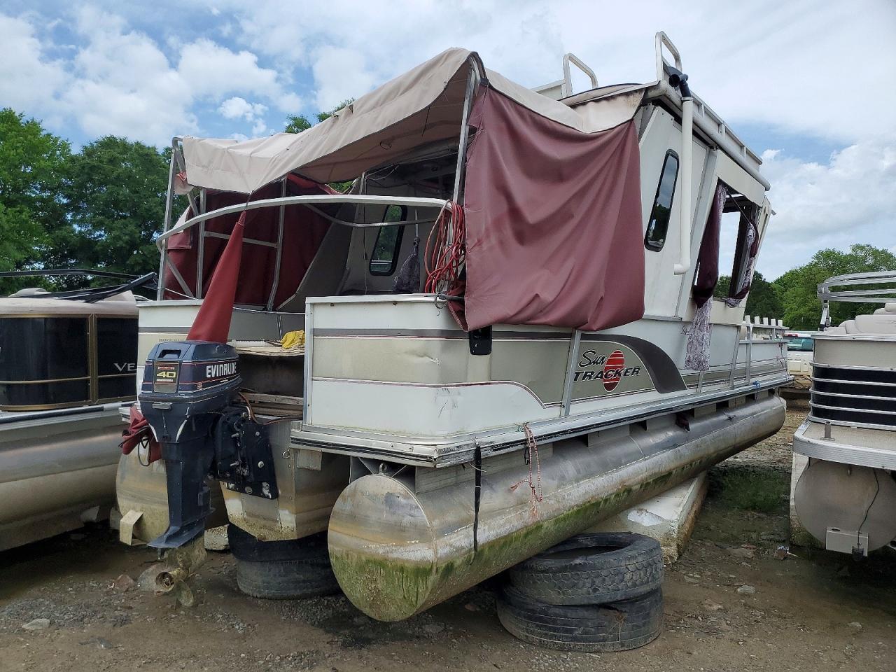 2001 Sun Tracker Boat