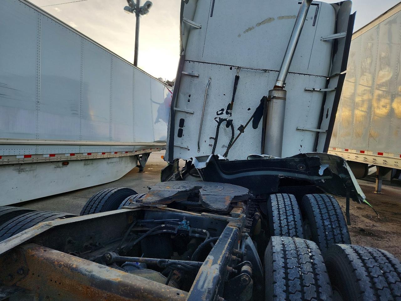 2014 Freightliner Columbia Semi Truck