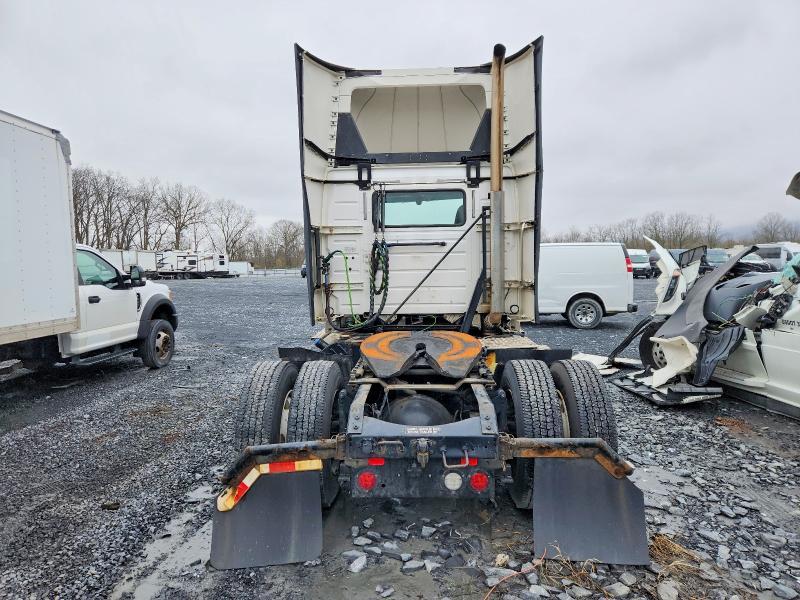 2018 Volvo VNL Semi Truck