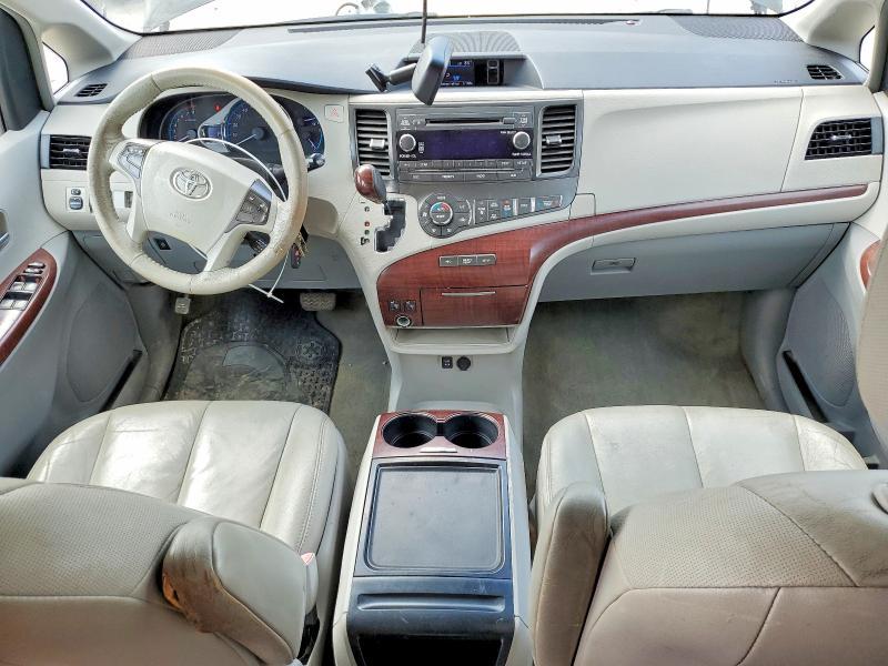 2012 Toyota Sienna xle 8-passenger