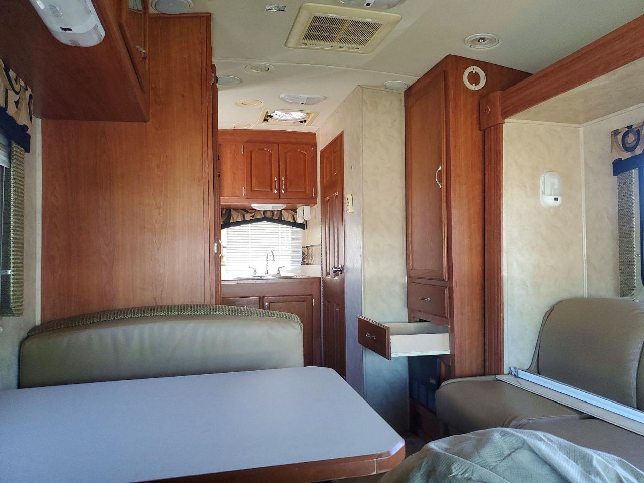 2008 Ford Econoline E350 Super Duty Cutaway Van