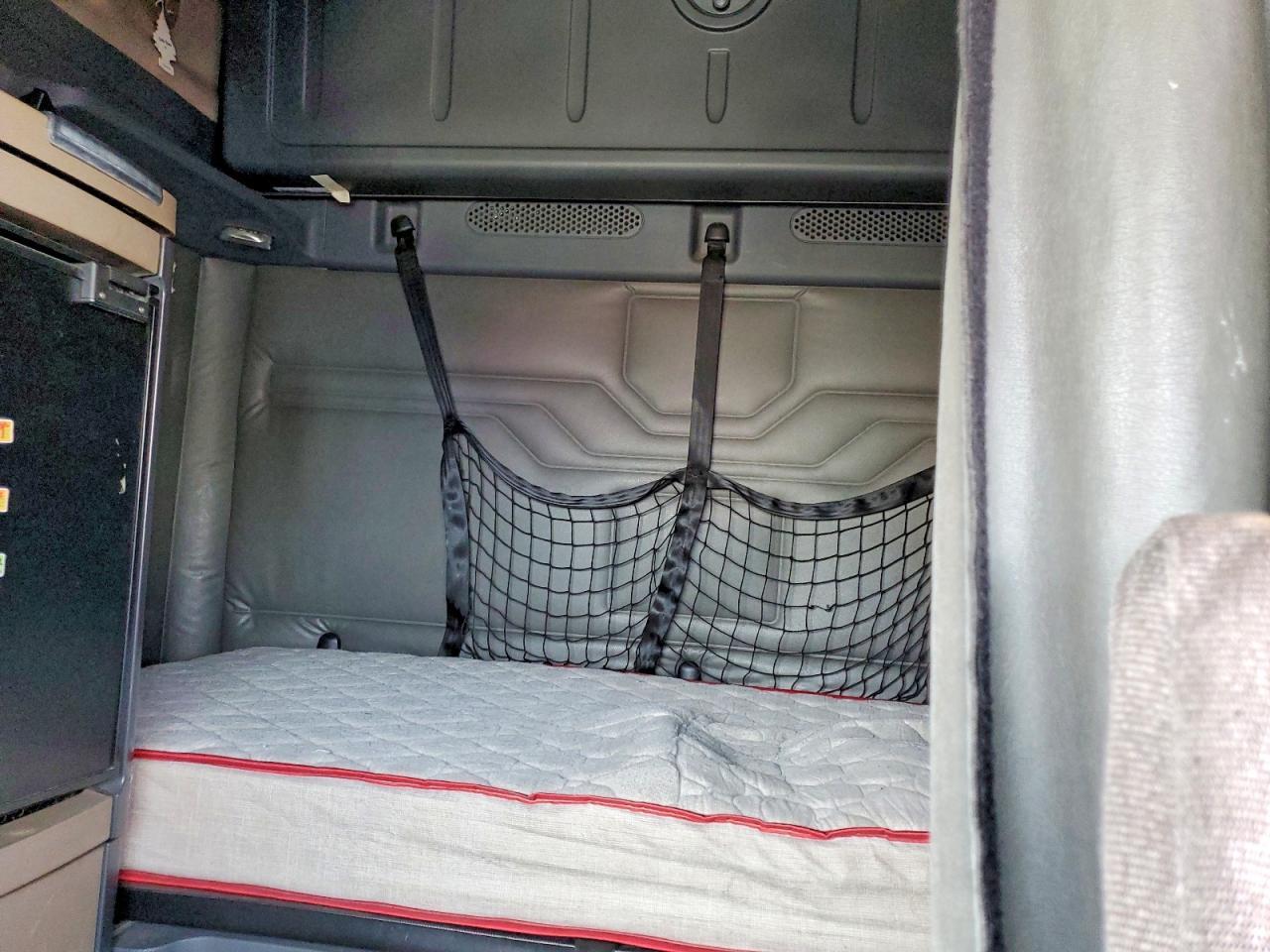 2016 Freightliner Cascadia 125 Semi Truck