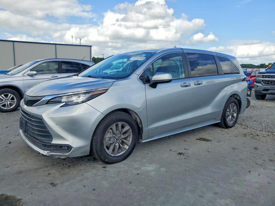 2021 Toyota Sienna le 8-passenger
