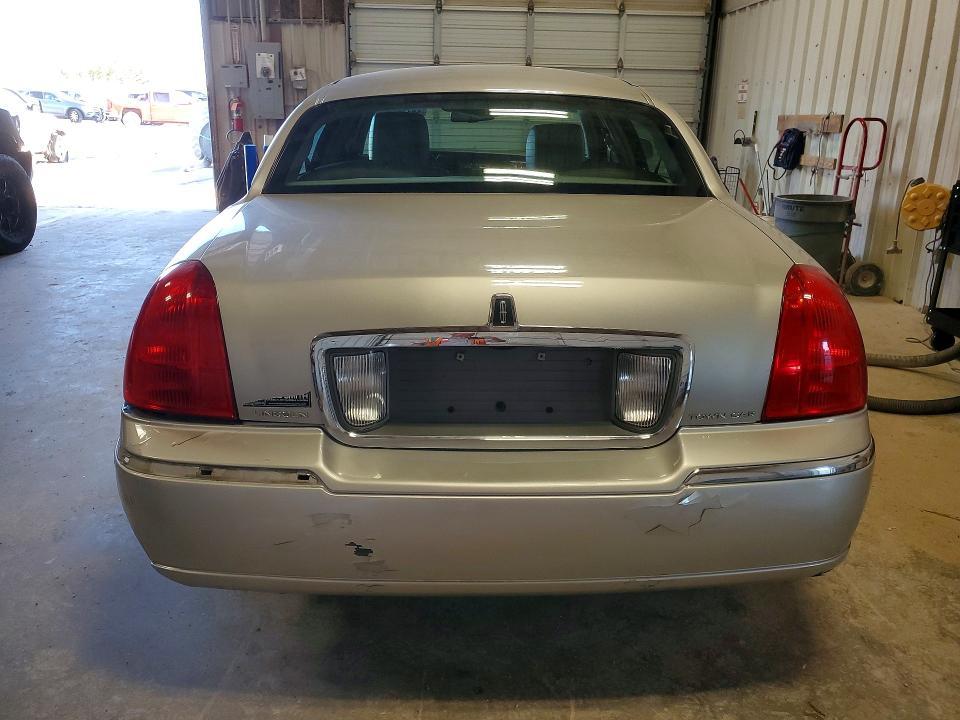 2011 Lincoln Town car Signature Limited