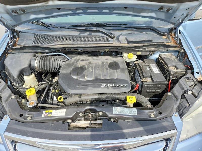 2013 Chrysler Town & Country Touring l