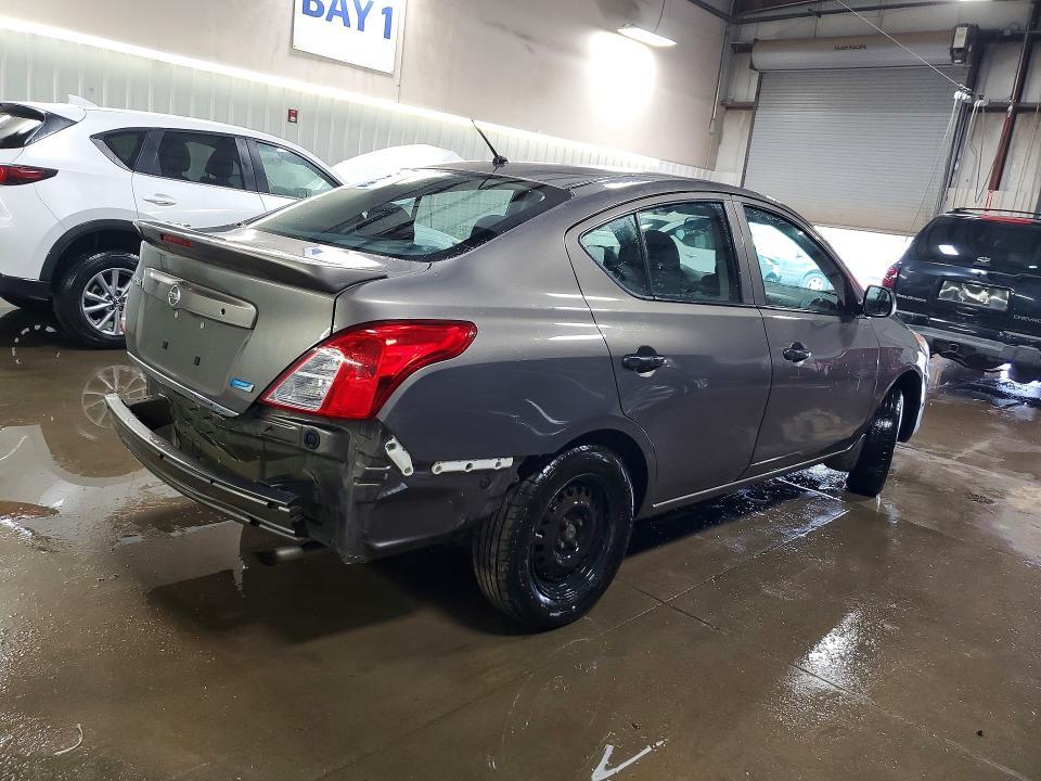 2015 Nissan Versa 1.6 s Plus