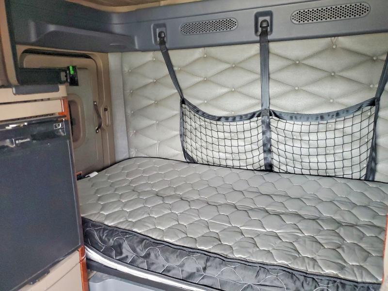 2017 Freigliner 2017 Freightliner Cascadia 125 Semi Truck
