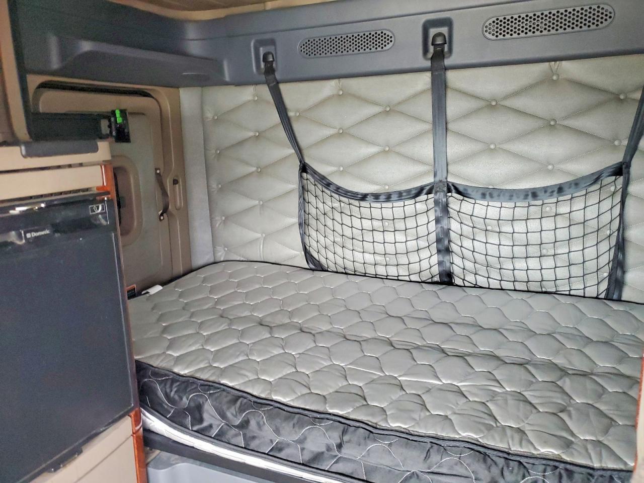 2017 Freigliner 2017 Freightliner Cascadia 125 Semi Truck