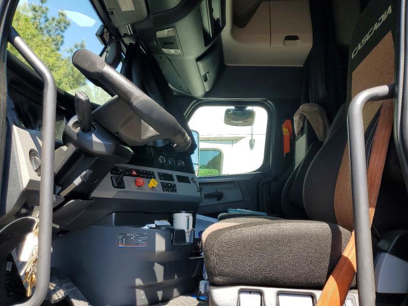 2020 Freigliner Cascadia 126