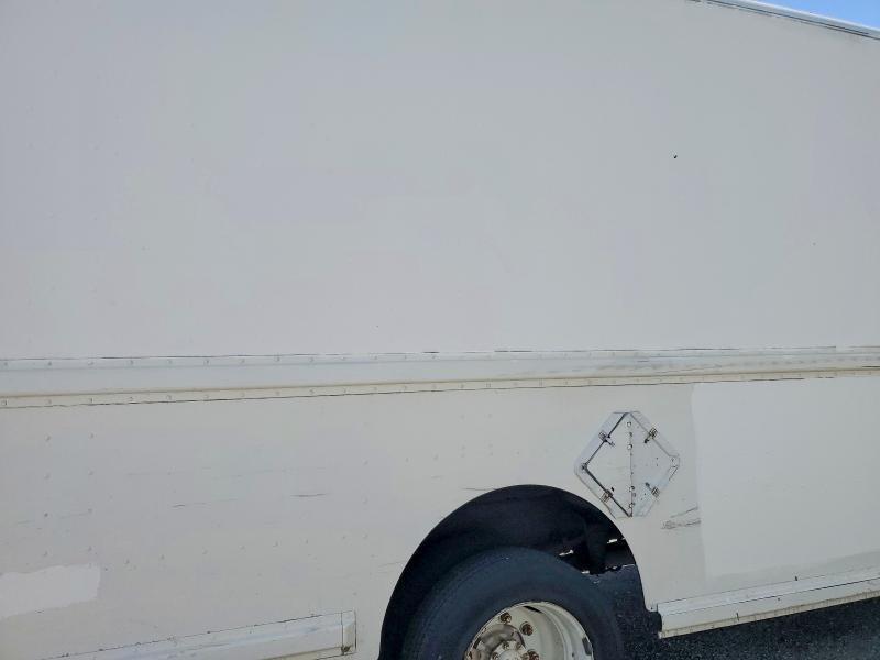 2000 Freightliner MT45 Chassis Delivery Truck