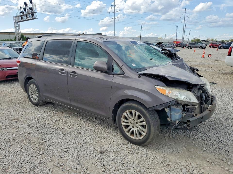 2013 Toyota Sienna xle 8-passenger