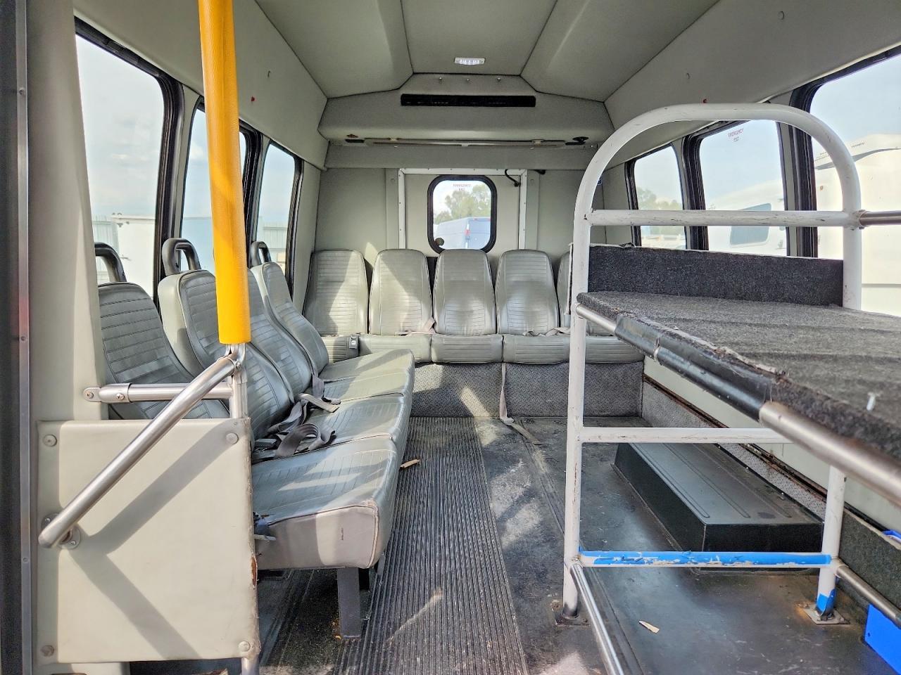 2005 Tilhulp 2005 GMC Savana Shuttle Bus