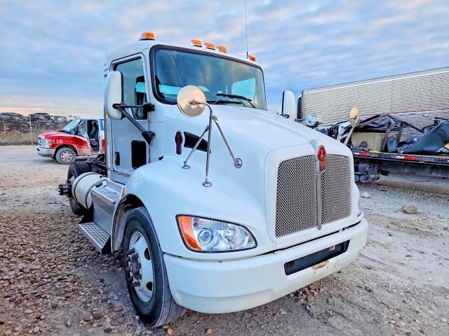 2015 Kenworth T330 Semi Truck