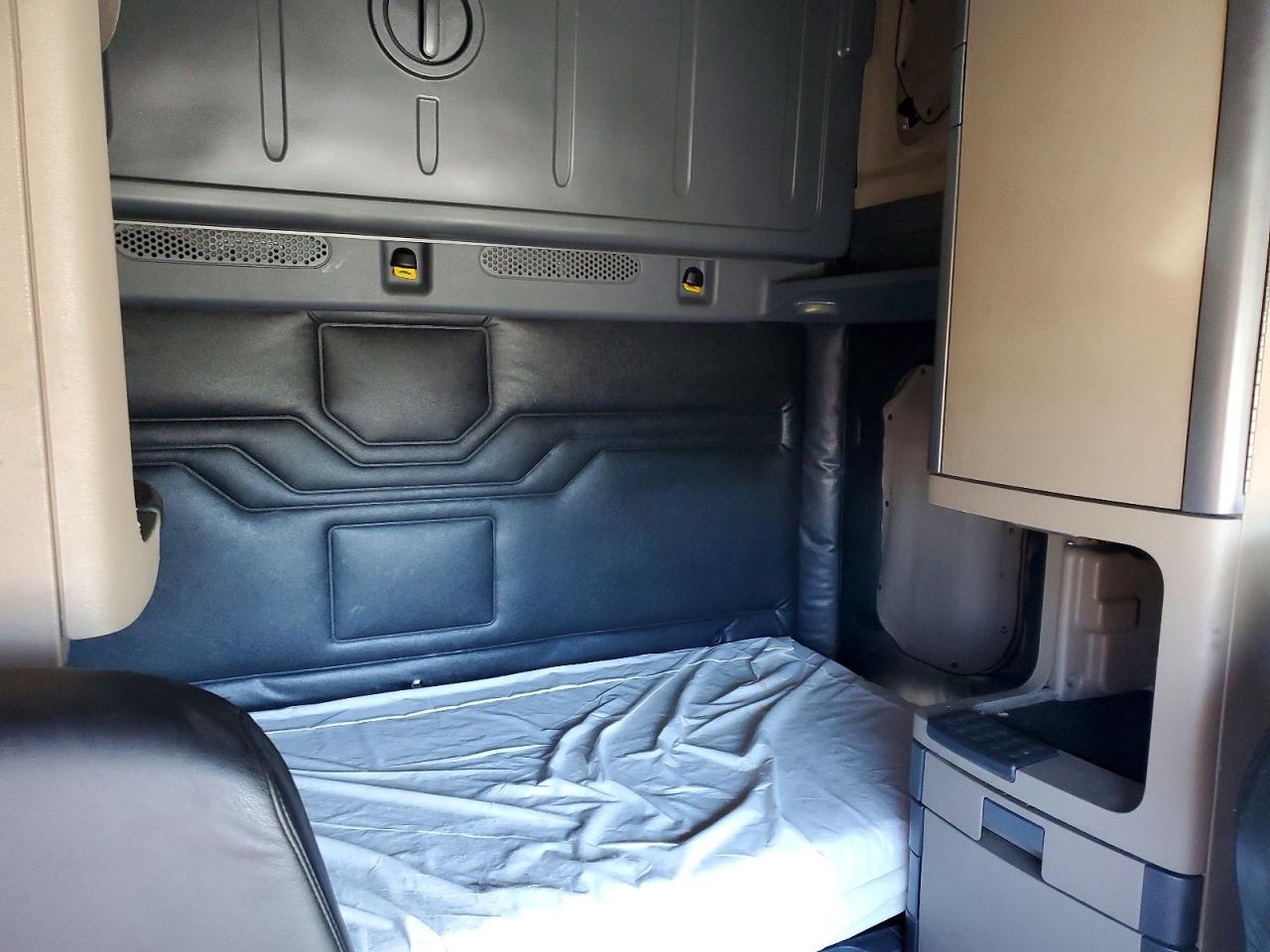 2016 Freigliner 2016 Freightliner Cascadia 125 Semi Truck