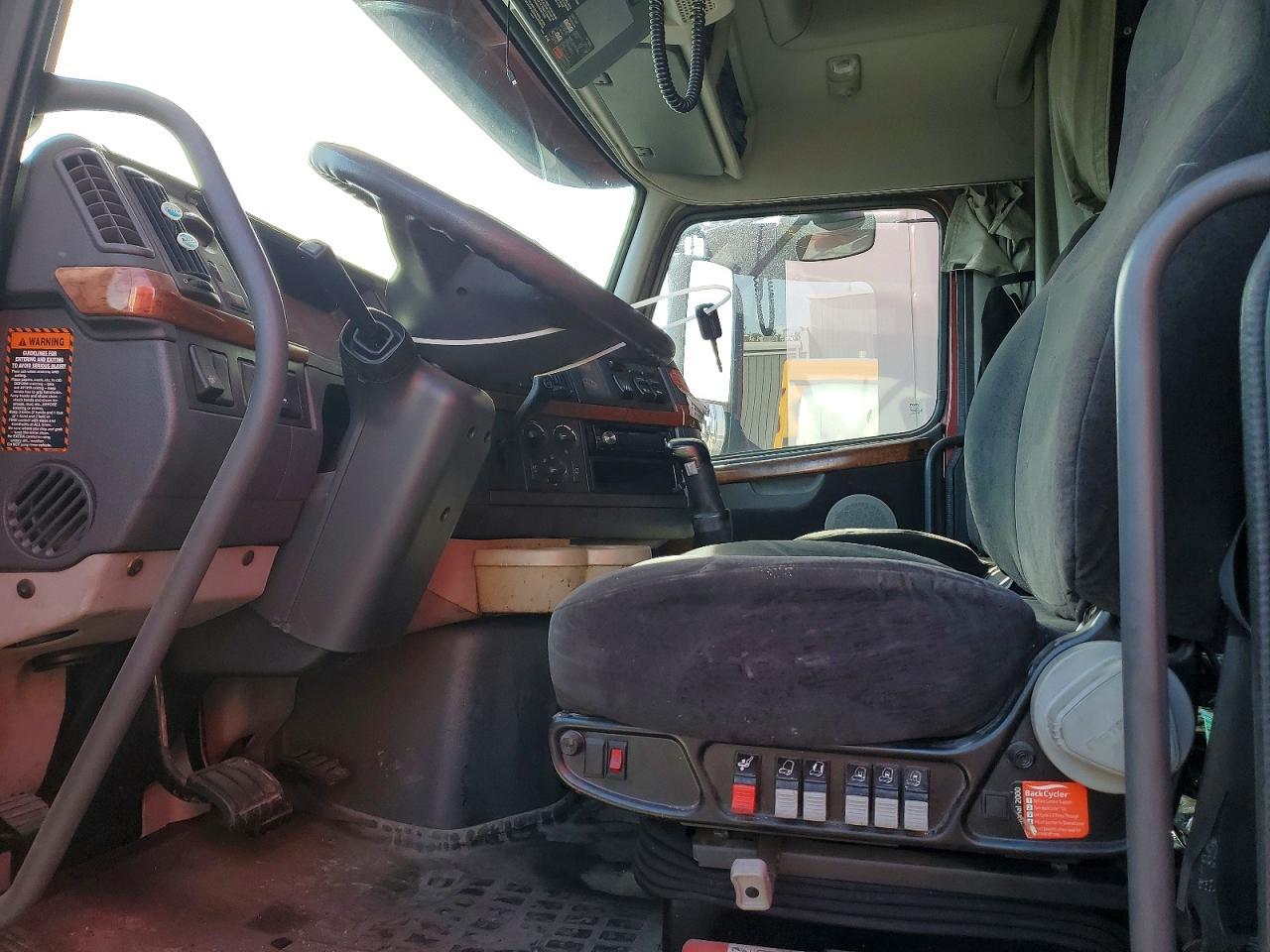 2007 Volvo VNL Semi Truck