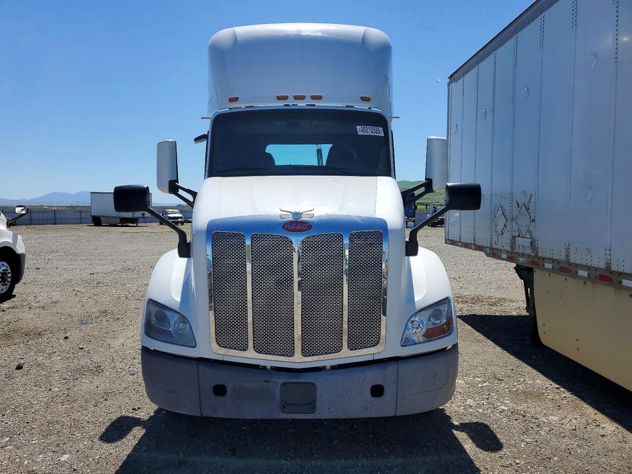 2017 Peterbilt 579 Semi Truck