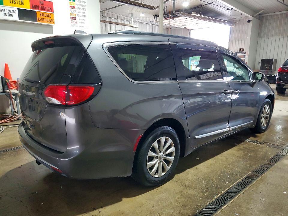 2017 Chrysler Pacifica Touring l