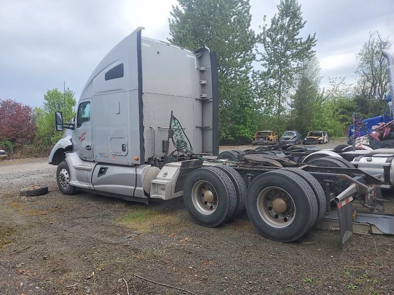 2014 Kenworth T680 Semi Truck